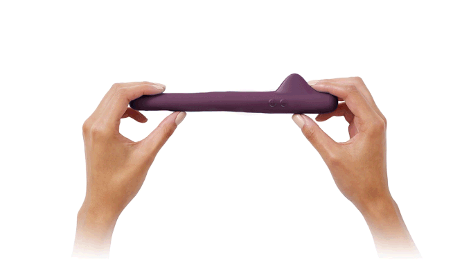 animation showing the ways the mystervibe crescendo 2 bends between two hands
