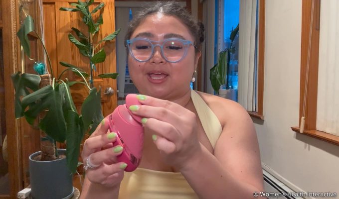 product tester clarisse demonstrating how easy it is to change out the mouth attachments that come with the womanizer next liberty