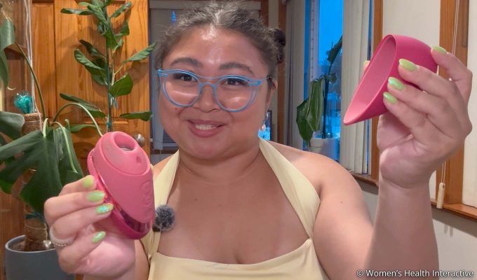 product tester clarisse showing the womanizer next liberty after removing the cap